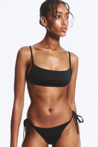 Bikini-Oberteil mit quadratischem Ausschnitt und Trägern – Schwarz