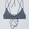 Bikini-Oberteil mit Trägern – Blau schimmernd Bikini-Oberteil mit Trägern – Blau schimmernd