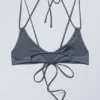 Bikini-Oberteil mit Trägern – Blau schimmernd Bikini-Oberteil mit Trägern – Blau schimmernd