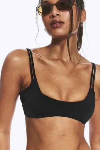 Bikini-Oberteil mit Trägern und Lagenlook – Schwarz
