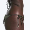 Bikini-Tanga-Unterteil mit Bindebändern – Dark Mole Bikini-Tanga-Unterteil mit Bindebändern – Dark Mole