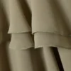 Bluse mit ausgestelltem, gerüschtem Ärmel und Bindeband am Hals – Khaki-Grün Bluse mit ausgestelltem, gerüschtem Ärmel und Bindeband am Hals – Khaki-Grün