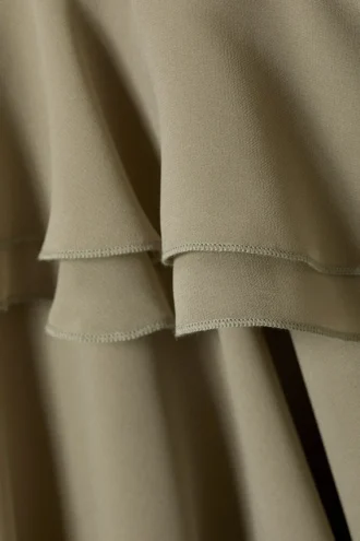 Bluse mit ausgestelltem, gerüschtem Ärmel und Bindeband am Hals – Khaki-Grün