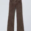 Bootcut-Hose aus Baumwolle mit niedriger Leibhöhe – strukturiert, dunkelbraun Bootcut-Hose aus Baumwolle mit niedriger Leibhöhe – strukturiert, dunkelbraun