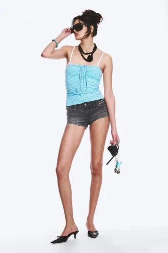 Booty Bei Low Rise Mini-Jeans-Shorts – Black Moon – Grau | Cheap Monday GB