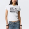 Boxy bedrucktes Kurzarm-T-Shirt – Weiß – Misty Face Boxy bedrucktes Kurzarm-T-Shirt – Weiß – Misty Face