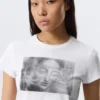 Boxy bedrucktes Kurzarm-T-Shirt – Weiß – Misty Face Boxy bedrucktes Kurzarm-T-Shirt – Weiß – Misty Face
