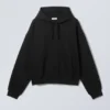 Boxy Heavyweight Kapuzenpullover – Schwarz Boxy Heavyweight Kapuzenpullover – Schwarz