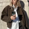 Boxy-Jacke aus Wildleder mit Reißverschluss – Dunkelbraun