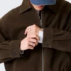 Boxy-Jacke aus Wildleder mit Reißverschluss – Dunkelbraun