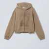 Boxy-Kapuzenpullover mit Reißverschluss und Aufdruck – Dunkelbeige Boxy-Kapuzenpullover mit Reißverschluss und Aufdruck – Dunkelbeige