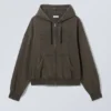 Boxy-Kapuzenpullover mit Reißverschluss und Stickerei – Dunkelgrau Boxy-Kapuzenpullover mit Reißverschluss und Stickerei – Dunkelgrau