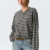 Boxy Langarm-Henley-T-Shirt – gestreift, dunkelgrau Boxy Langarm-Henley-T-Shirt – gestreift, dunkelgrau