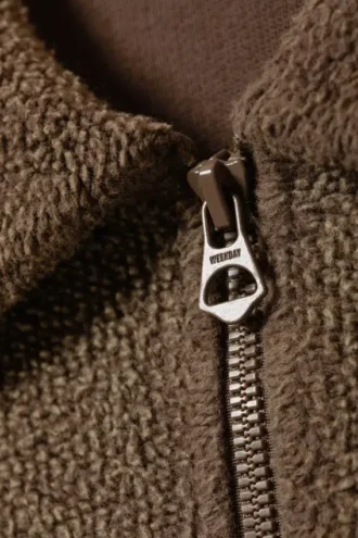 Boxy-Sweatshirt aus Fleece mit halbem Reißverschluss – gewaschen, dunkelbraun