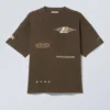 Boxy T-Shirt mit Print – Dunkelbraun – Sportlogos