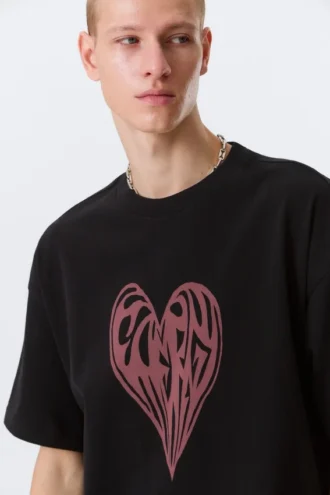 Boxy T-Shirt mit Print – Schwarz – Heart of Energy