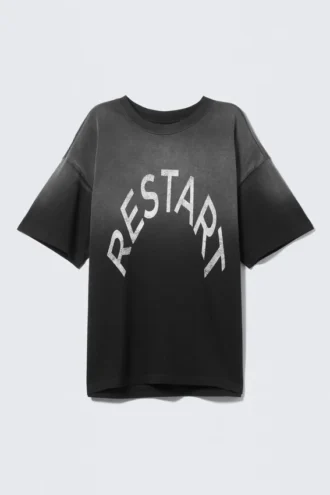 Boxy T-Shirt mit Print – Schwarz – Restart
