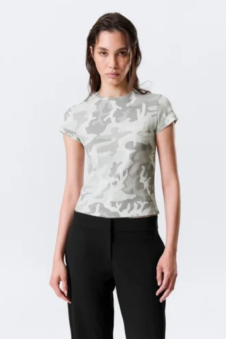 Boxy-T-Shirt mit Print und kurzen Ärmeln – Weiß – Camo