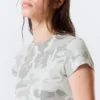 Boxy-T-Shirt mit Print und kurzen Ärmeln – Weiß – Camo Boxy-T-Shirt mit Print und kurzen Ärmeln – Weiß – Camo