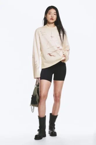 Boxy-Top mit Langarm und Print – Hellbeige – Street-Print