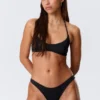Brasilianische Bikinihose mit mittlerer Leibhöhe und Rüschen – Schwarz Brasilianische Bikinihose mit mittlerer Leibhöhe und Rüschen – Schwarz