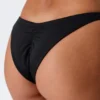 Brasilianische Bikinihose mit mittlerer Leibhöhe und Rüschen – Schwarz Brasilianische Bikinihose mit mittlerer Leibhöhe und Rüschen – Schwarz