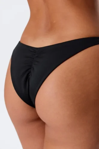 Brasilianische Bikinihose mit mittlerer Leibhöhe und Rüschen – Schwarz