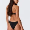 Brasilianische Bikinihose mit mittlerer Leibhöhe und Rüschen – Schwarz Brasilianische Bikinihose mit mittlerer Leibhöhe und Rüschen – Schwarz