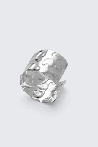 Breiter, gehämmerter Armreif – Silber