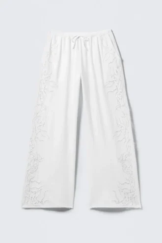 Broderie-Anglaise-Hose in lockerer Passform – Weiß