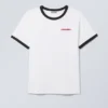 Buck Mit Print Ringer-T-Shirt – Weiß – Destination-Logo Buck Mit Print Ringer-T-Shirt – Weiß – Destination-Logo
