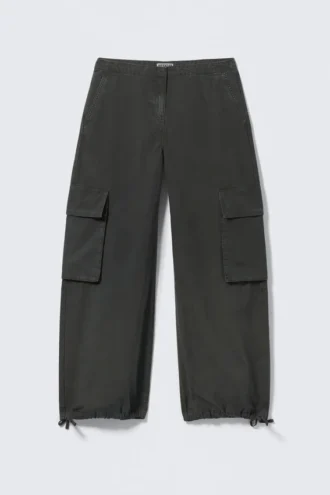 Cargohose mit niedriger Leibhöhe und weitem Bein – Dunkelgrau