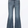 Cheri Low-Waist-Jeans mit ausgestelltem Bein – Sunset Blue