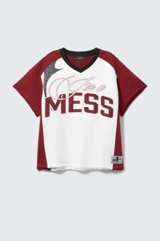 Cm X Lb Kurzärmeliges Unisex-Fußball-T-Shirt – Dunkelrot & Weiß – I’m a Mess | Cheap Monday GB