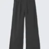 Crinkle-Hose mit niedriger Taille und lockerer Passform – Dunkelgrau Crinkle-Hose mit niedriger Taille und lockerer Passform – Dunkelgrau