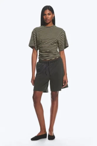 Drapiertes, figurbetontes T-Shirt – dunkelgrau gestreift