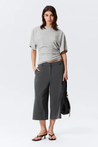 Drapiertes, figurbetontes T-Shirt – Grau meliert