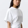 Drapiertes, figurbetontes T-Shirt – Weiß Drapiertes, figurbetontes T-Shirt – Weiß