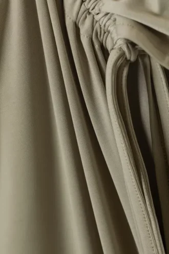 Drapiertes Jersey-Kleid mit einem Ärmel – Khaki-Grün