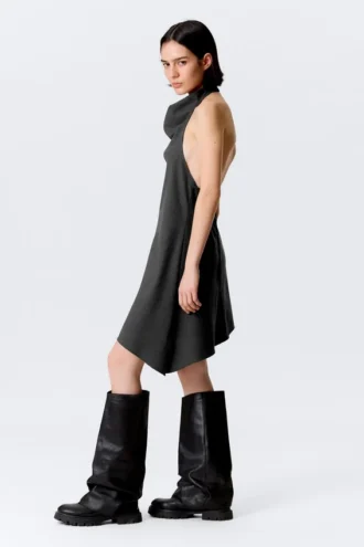 Drapiertes Midi-Kleid mit Neckholder-Ausschnitt und drapiertem Kragen – gestreift, dunkelgrau