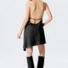 Drapiertes Midi-Kleid mit Neckholder-Ausschnitt und drapiertem Kragen – gestreift, dunkelgrau Drapiertes Midi-Kleid mit Neckholder-Ausschnitt und drapiertem Kragen – gestreift, dunkelgrau