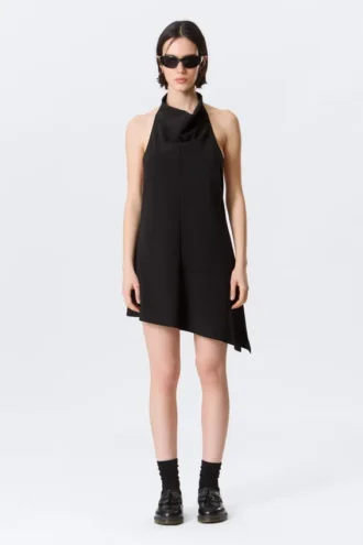 Drapiertes Midi-Kleid mit Neckholder-Ausschnitt und drapiertem Wasserfallkragen – Schwarz