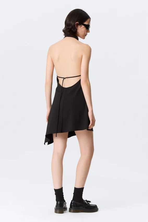 Drapiertes Midi-Kleid mit Neckholder-Ausschnitt und drapiertem Wasserfallkragen – Schwarz Drapiertes Midi-Kleid mit Neckholder-Ausschnitt und drapiertem Wasserfallkragen – Schwarz