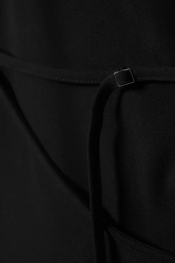 Drapiertes Midi-Kleid mit Neckholder-Ausschnitt und drapiertem Wasserfallkragen – Schwarz Drapiertes Midi-Kleid mit Neckholder-Ausschnitt und drapiertem Wasserfallkragen – Schwarz