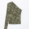 Drapiertes One-Shoulder-Top aus Nylon – Khaki-Grün – Sprühblumen Drapiertes One-Shoulder-Top aus Nylon – Khaki-Grün – Sprühblumen