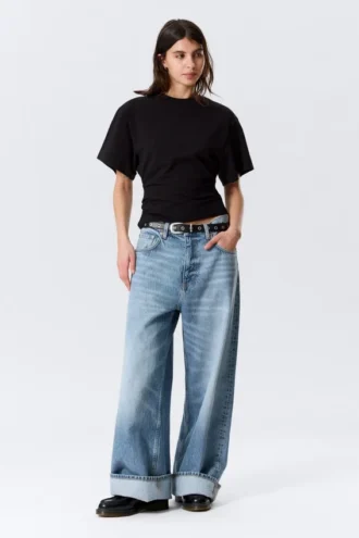 Drapiertes, tailliertes T-Shirt – Schwarz