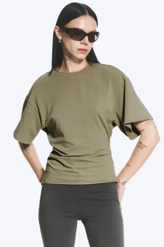 Drapiertes, tailliertes T-Shirt – Staubiges Khaki-Grün