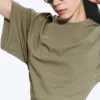 Drapiertes, tailliertes T-Shirt – Staubiges Khaki-Grün Drapiertes, tailliertes T-Shirt – Staubiges Khaki-Grün