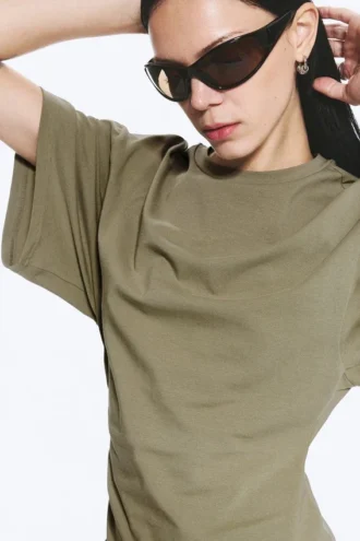 Drapiertes, tailliertes T-Shirt – Staubiges Khaki-Grün
