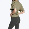 Drapiertes, tailliertes T-Shirt – Staubiges Khaki-Grün Drapiertes, tailliertes T-Shirt – Staubiges Khaki-Grün